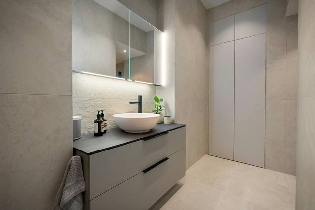 Grey bath · backlit mirror